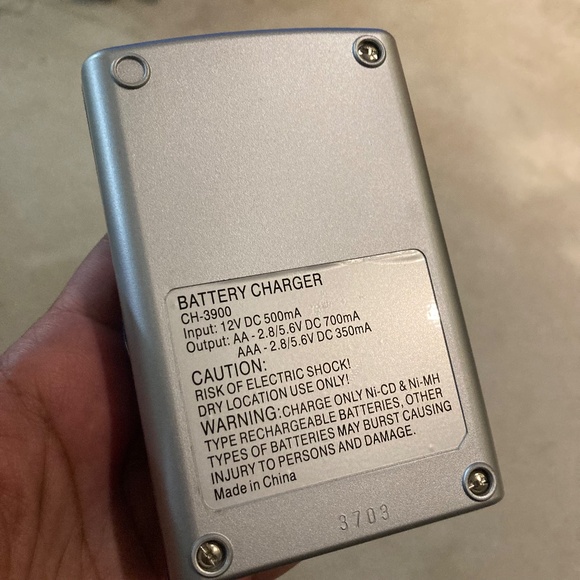 Ultra Fast Battery Charger For AA & AAA Batteries Ni-MH & Ni-CD - Picture 3 of 16